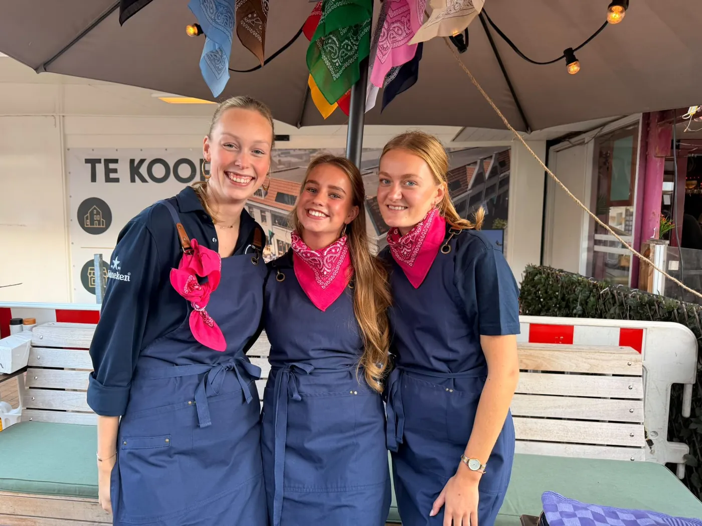 Het team van Carakter op het terras