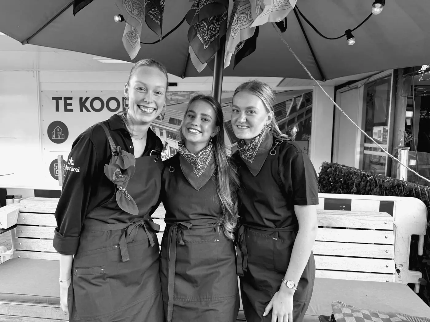 Het team van Carakter op het terras